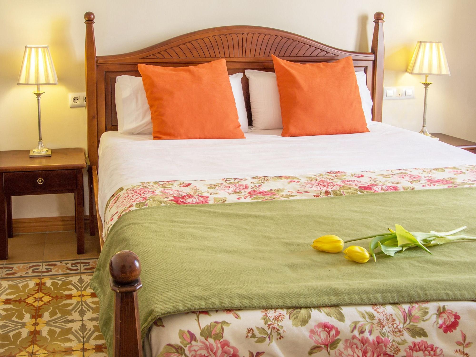 Abril Hotel