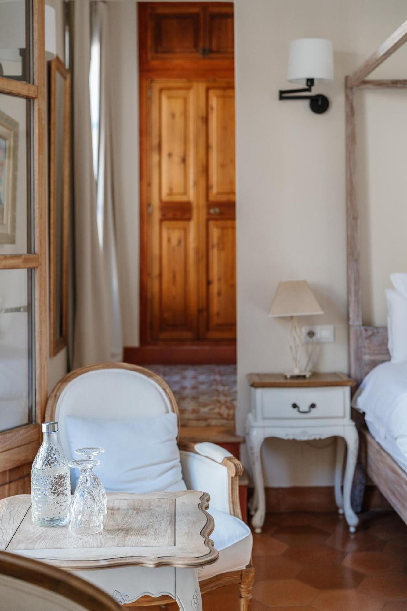 Abril Hotel