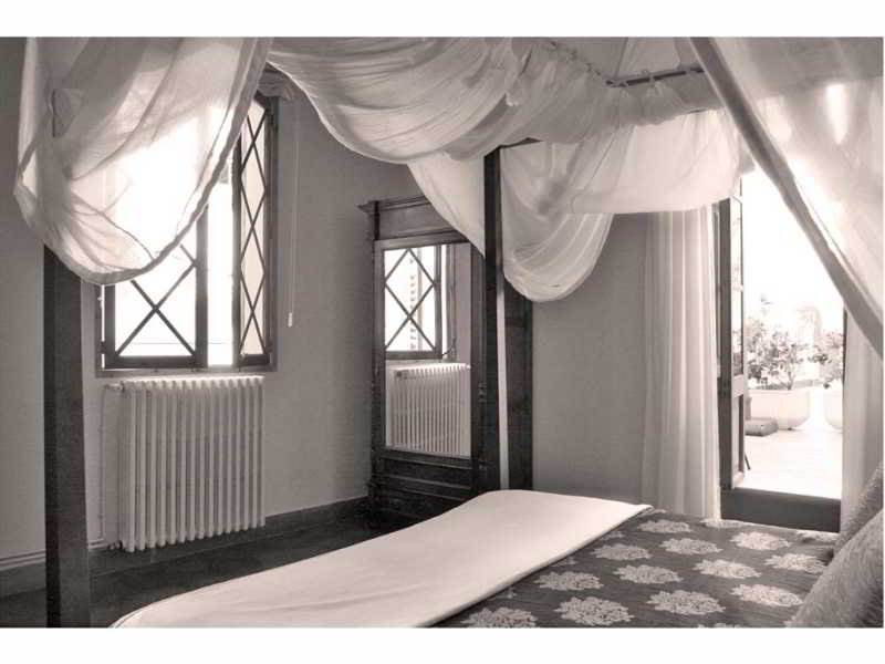 Abril Hotel
