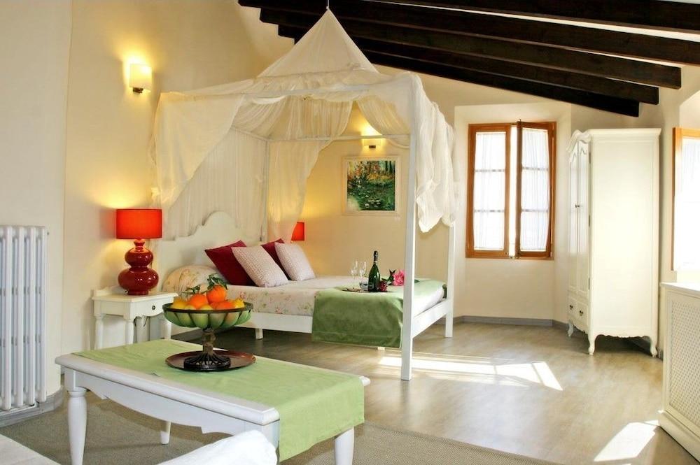 Hotel Abril 4*